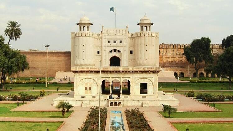 These are two masterpieces from the time of the brilliant Mughal civilization, which reached its height during the reign of the Emperor Shah Jahan. 