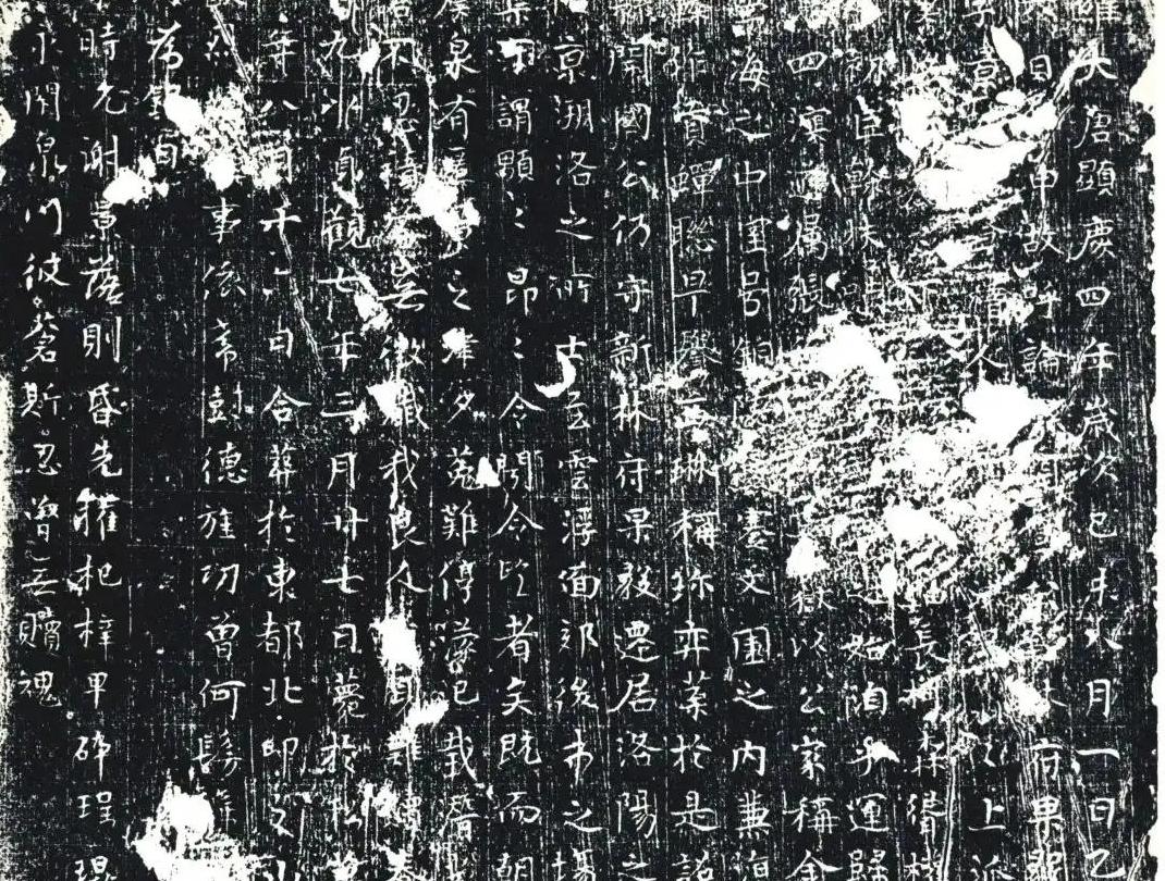 史陁家族及其姻亲三方墓志的胡人特质已不明显，对男性官宦经历和女性家庭生活的描述更与汉人相差无几，志文较为简略，却对入华粟特人研究有所裨益。本文从墓志所见粟特家族的联姻个案出发。